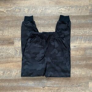 Lululemon grey & black camo legging joggers SZ 2
